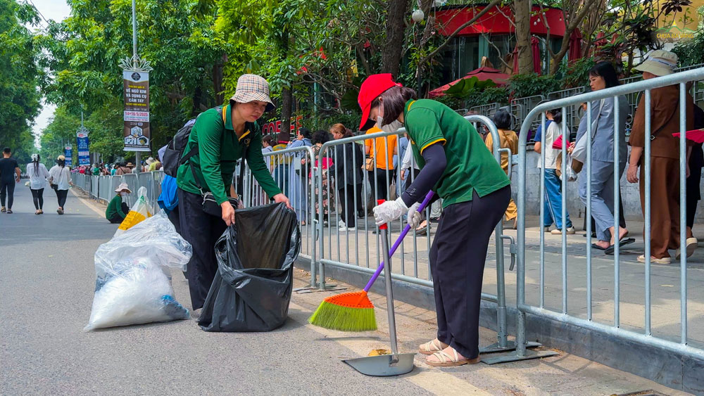 Công tác dọn dẹp vệ sinh đường phố cũng được các Phật tử tích cực triển khai