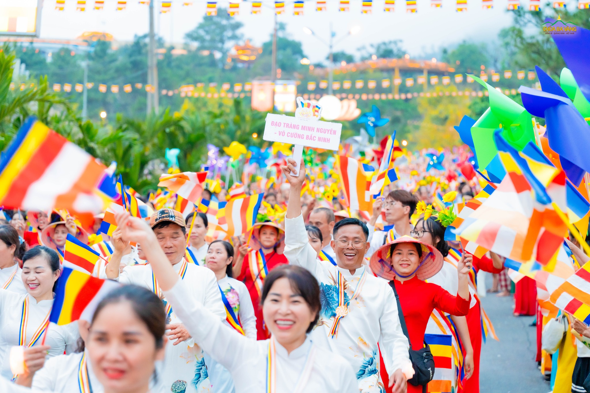 Các Phật tử hân hoan trong những bộ trang phục rực rỡ sắc màu