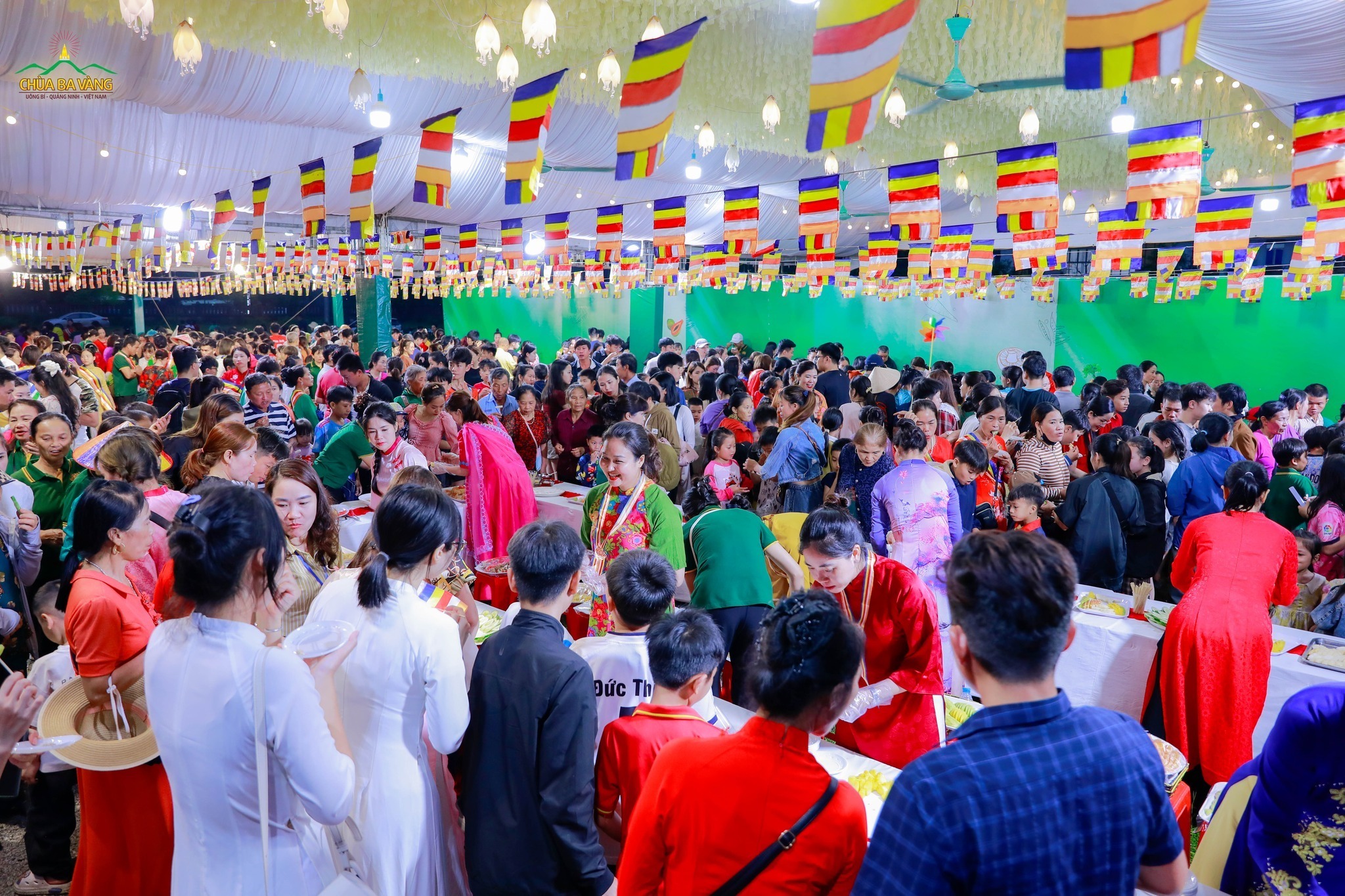 Tết Phật đản vui như trẩy hội! Ai ai cũng rạng ngời, hòa mình trong niềm vui đón mừng ngày Bụt đản sinh!
