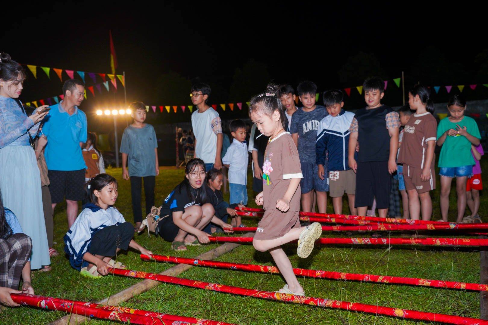 Các trò chơi dân gian tuổi thơ thu hút các em nhỏ tham gia