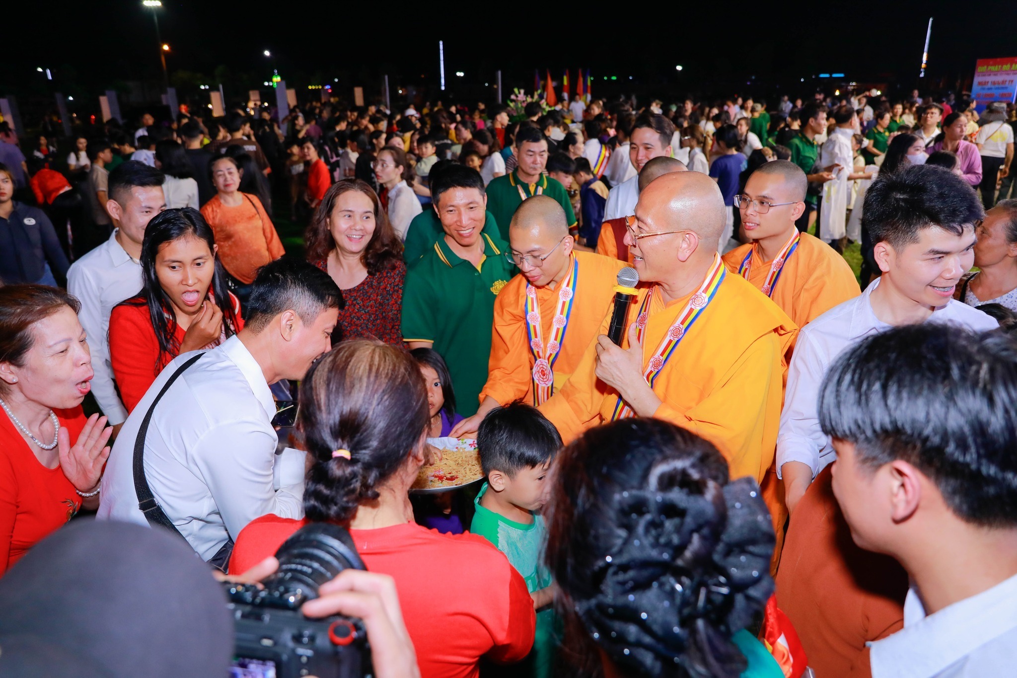 Sư Phụ Thích Trúc Thái Minh tham dự chương trình không gian ẩm thực chào mừng Phật đản tại huyện Minh Hóa, tỉnh Quảng Bình