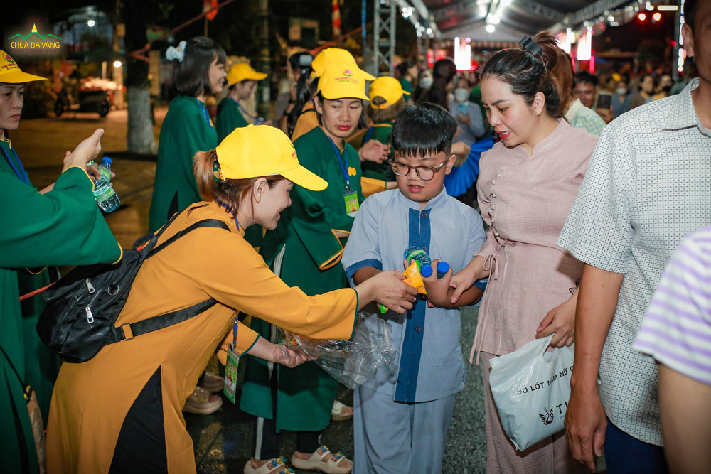 Những chiếc bánh nhỏ chứa đựng yêu thương, được trao gửi tới những người dân đi chiêm bái