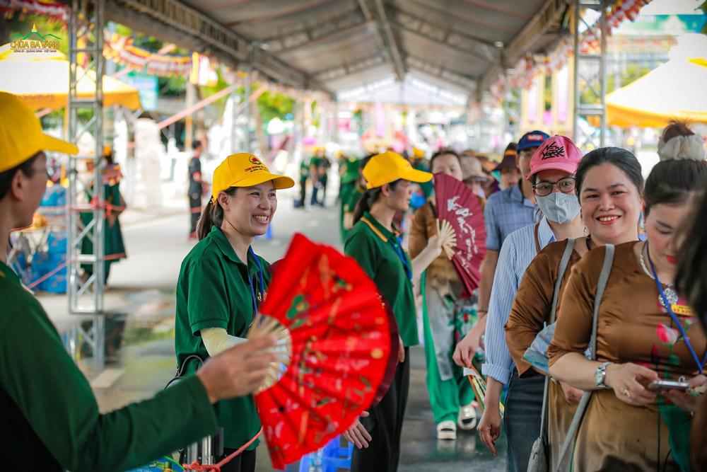 Nét mặt rạng rỡ của Phật tử phụng sự và Nhân dân đến chiêm bái như kết nối những tấm lòng cùng hướng về điều thiện lành