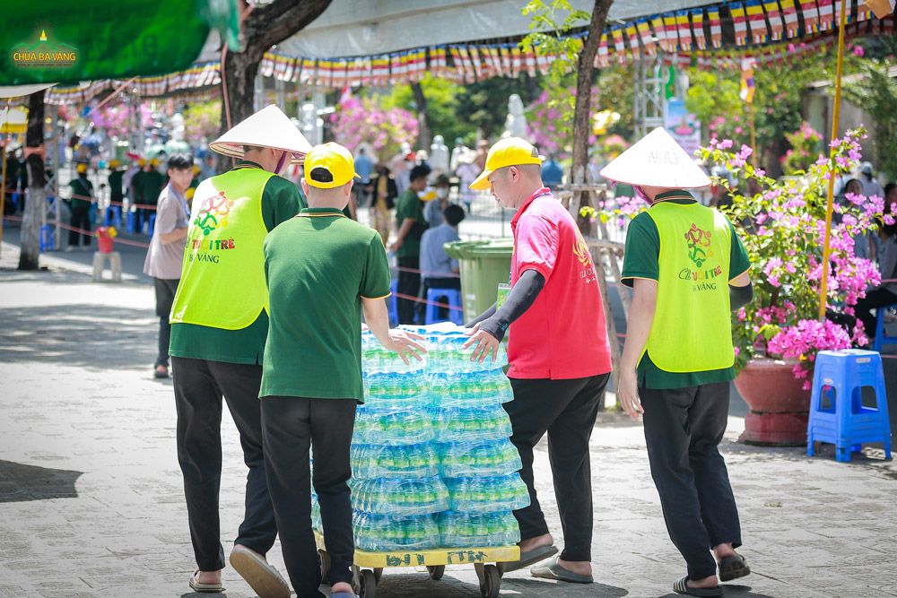 Nước uống được tiếp đến từng điểm để trao tặng cho bà con Nhân dân đến chiêm bái