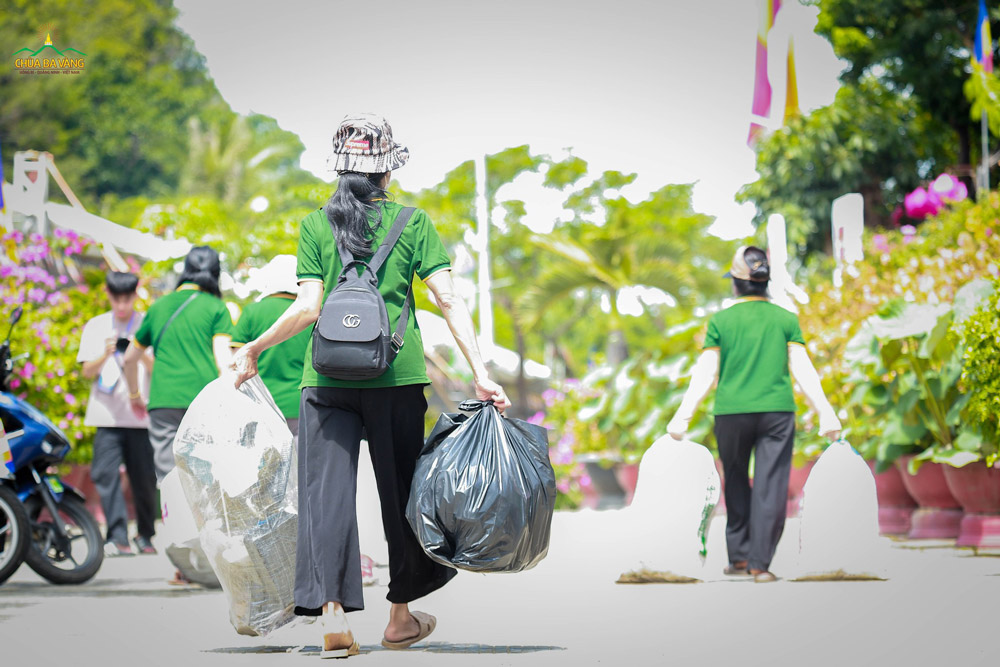 Mọi người luân phiên dọn dẹp, góp phần giữ gìn không gian sạch sẽ, thoáng đãng, trang nghiêm và thuận tiện cho người dân chiêm bái
