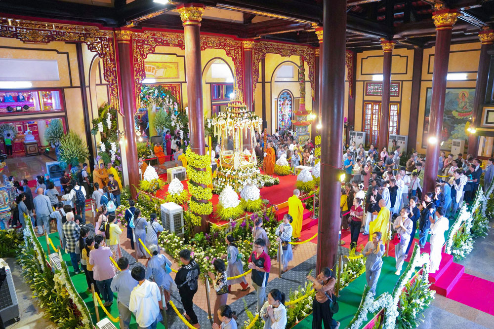 Hoạt động chiêm bái Xá lợi Đức Phật diễn ra trong không khí trang nghiêm, thành kính và đầy cảm xúc