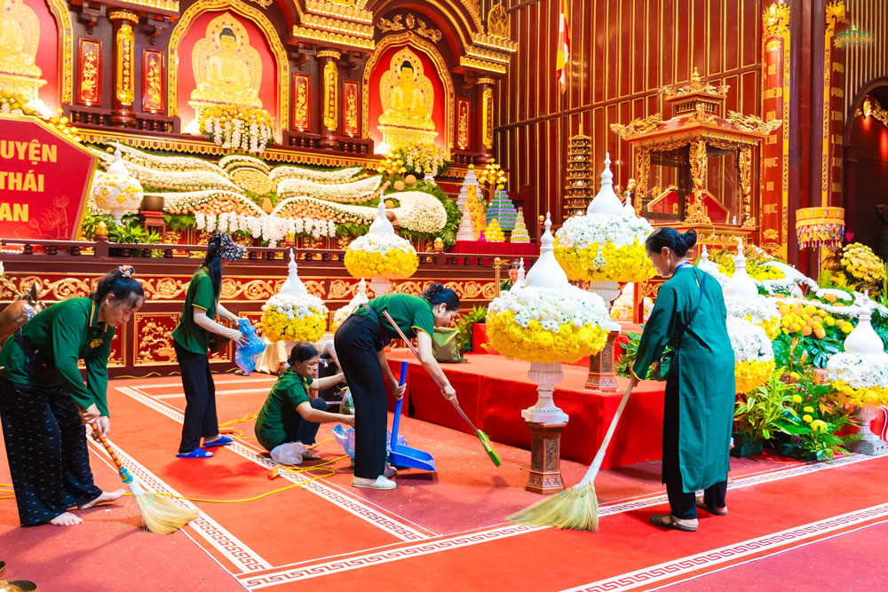 Phật tử hoan hỷ hỗ trợ giữ gìn cảnh quan thanh tịnh nơi tôn trí Xá lợi Phật