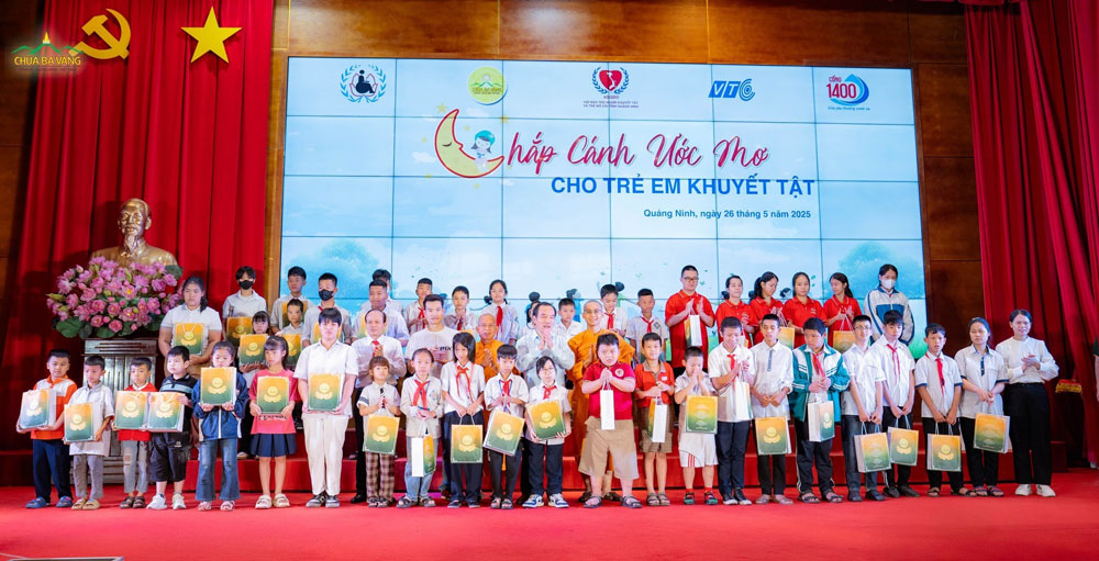 Những phần quà ấm áp được gửi tặng tới các bạn nhỏ, mong các em sẽ có thật nhiều niềm vui và luôn cảm nhận được sự yêu thương của mọi người trên hành trình khôn lớn