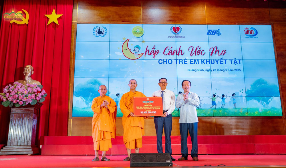 Chùa Ba Vàng trao tặng 50 triệu đồng ủng hộ chương trình “Chắp cánh ước mơ cho trẻ em khuyết tật” do Hội Cứu trợ trẻ em tàn tật Việt Nam thực hiện