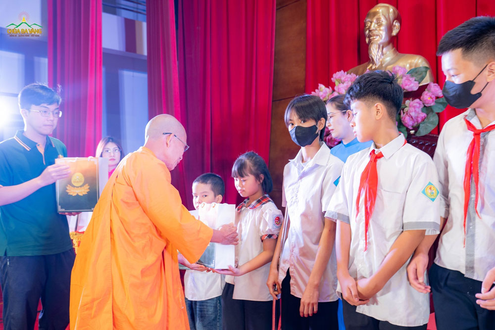 Chư Tăng tận tay trao tặng những phần quà đến các em nhỏ