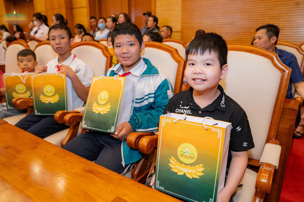 Các em nhỏ hân hoan đón nhận những phần quà ý nghĩa trong chương trình. Những món quà nhỏ bé nhưng chứa đựng biết bao tình yêu thương từ tất cả mọi người gửi gắm đến các em