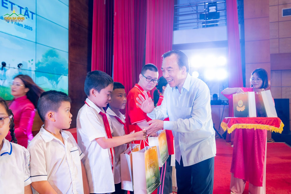 Ông Ngô Sách Thực - Uỷ viên Đoàn Chủ tịch Uỷ ban Trung ương MTTQ Việt Nam, nguyên Phó Chủ tịch Uỷ ban Trung ương MTTQ Việt Nam, Chủ tịch Hội Cứu trợ trẻ em tàn tật Việt Nam trao quà tới các bạn nhỏ trong chương trình