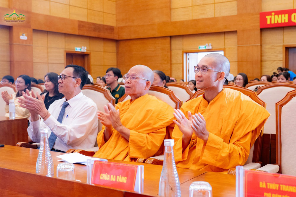 Chư Tăng chùa Ba Vàng tham dự chương trình “Chắp cánh ước mơ cho trẻ em khuyết tật” do Hội Cứu trợ trẻ em tàn tật Việt Nam tổ chức