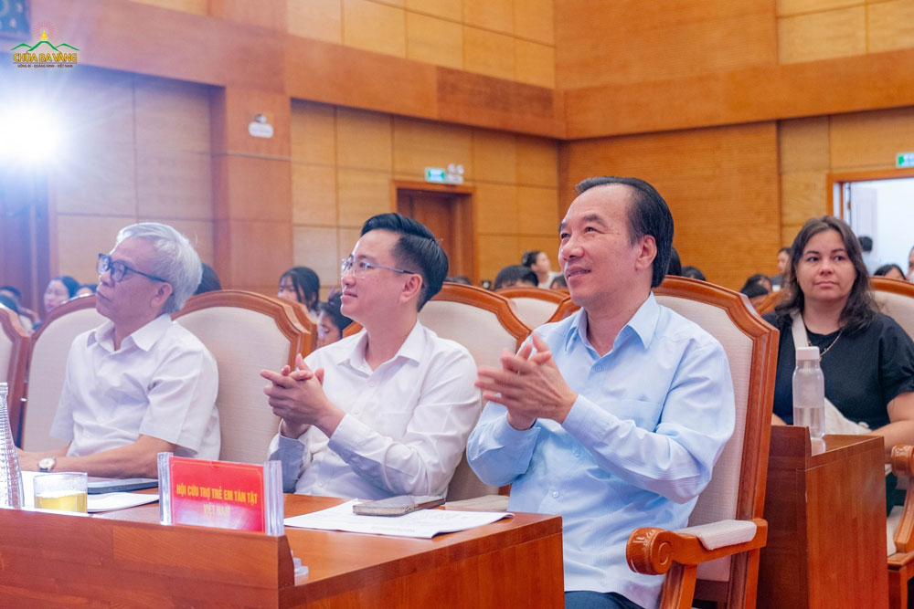 Ông Ngô Sách Thực - Uỷ viên Đoàn Chủ tịch Uỷ ban Trung ương MTTQ Việt Nam, nguyên Phó Chủ tịch Uỷ ban Trung ương MTTQ Việt Nam, Chủ tịch Hội Cứu trợ trẻ em tàn tật Việt Nam tham dự chương trình