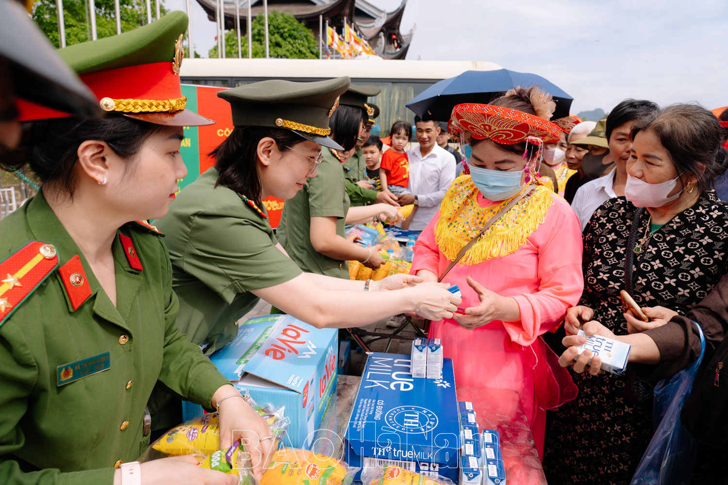 Các suất ăn chay, nước uống miễn phí được chuẩn bị để trao tặng cho người dân tới chiêm bái (nguồn ảnh internet)