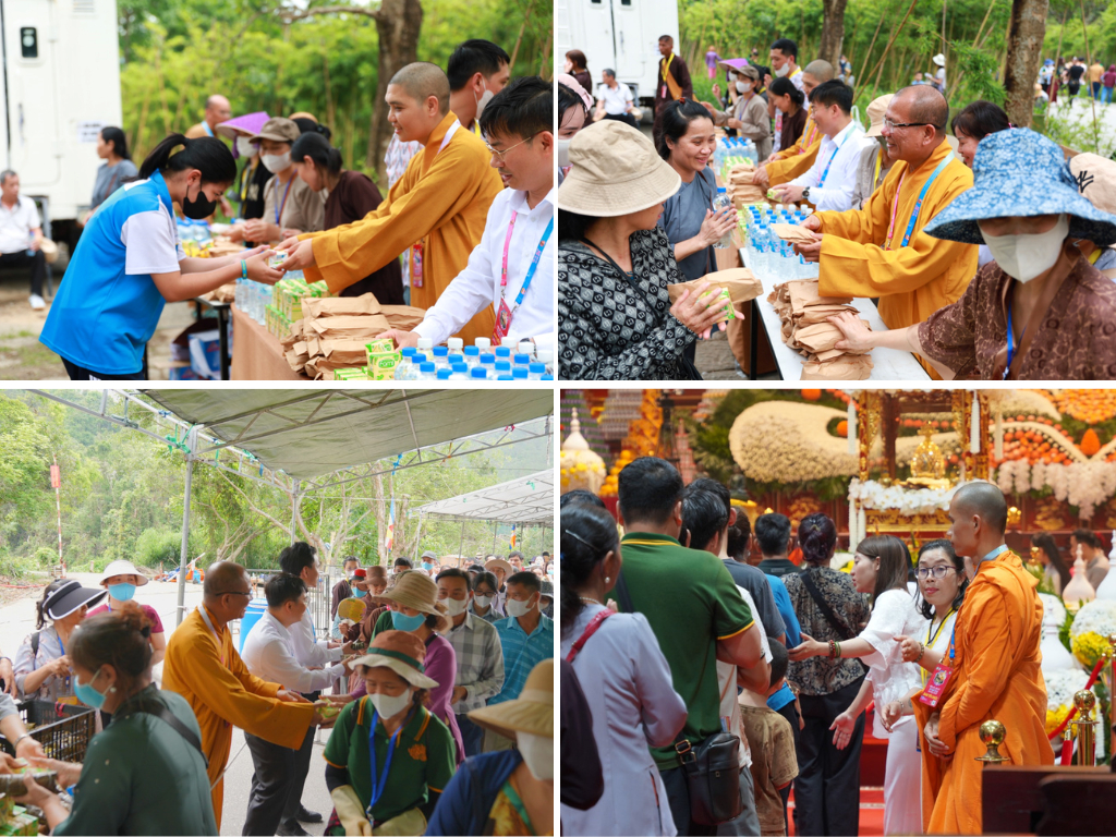 Chư Tôn đức sắp xếp hàng lối, trao gửi bánh và nước uống miễn phí tới người dân tham gia chiêm bái