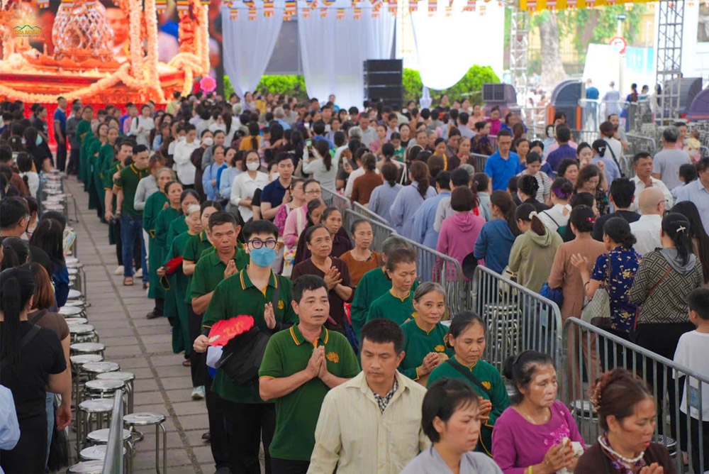 Nhân dân, Phật tử xếp hàng vào chiêm bái Xá lợi
