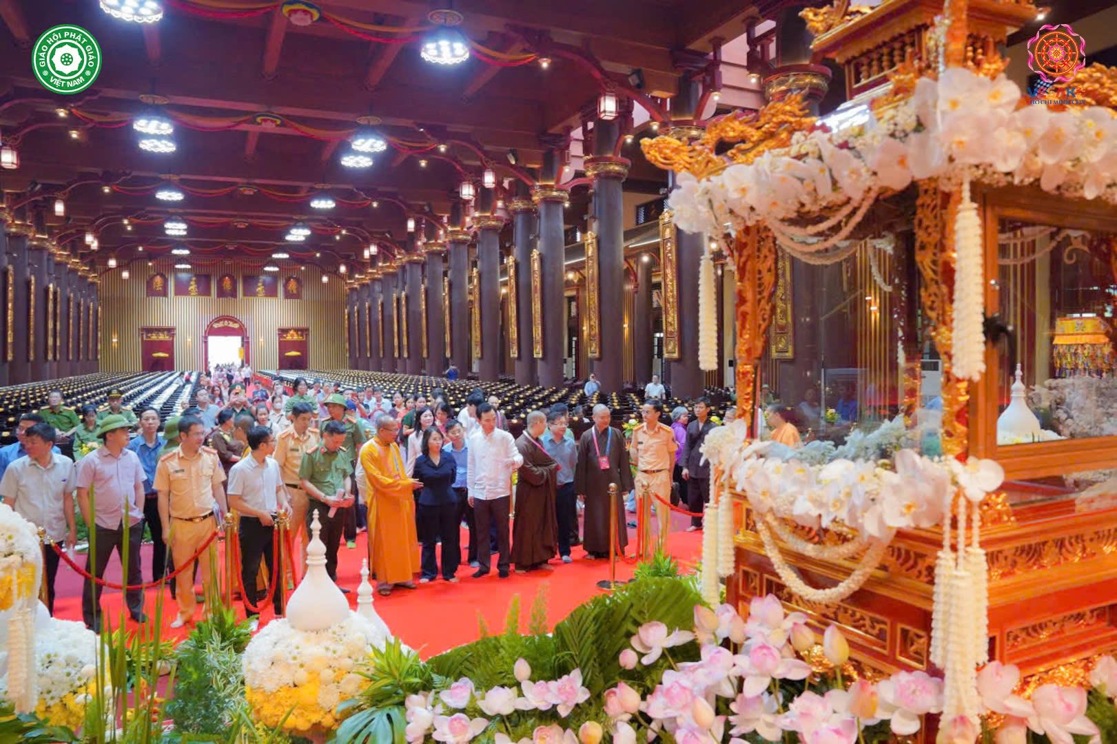 Chư Tôn đức phối hợp cùng chính quyền địa phương chuẩn bị cho sự kiện chiêm bái Xá lợi (nguồn ảnh internet)