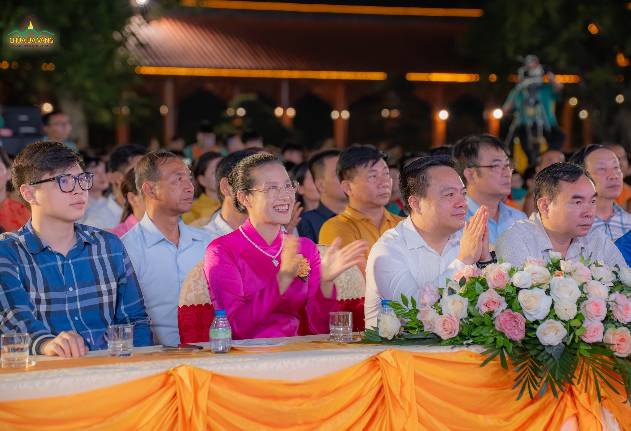 Phật tử Phạm Thị Yến (Pháp danh Tâm Chiếu Hoàn Quán) - Phó Trưởng ban Tổ chức, Trưởng Ban Điều hành Khóa tu mùa hè chùa Ba Vàng năm 2025 cùng quý vị đại biểu, khách quý tham dự chương trình