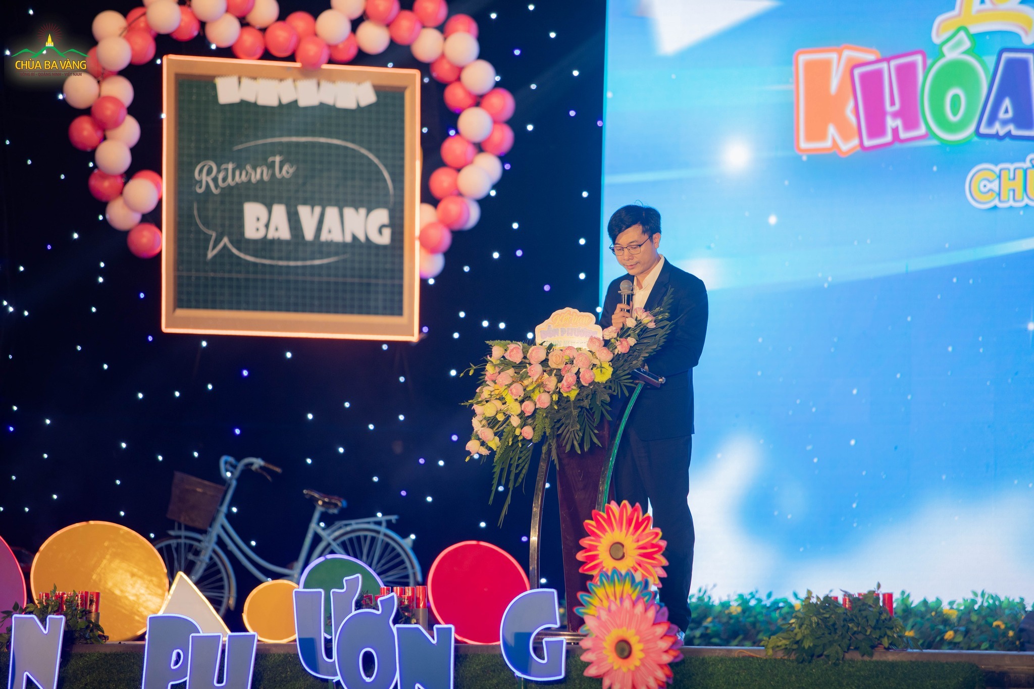 Đại diện phụ huynh của các khóa sinh khóa tu mùa hè năm 2025 phát biểu chia sẻ trong lễ khai mạc Khóa tu mùa hè 2025 tại chùa Ba Vàng