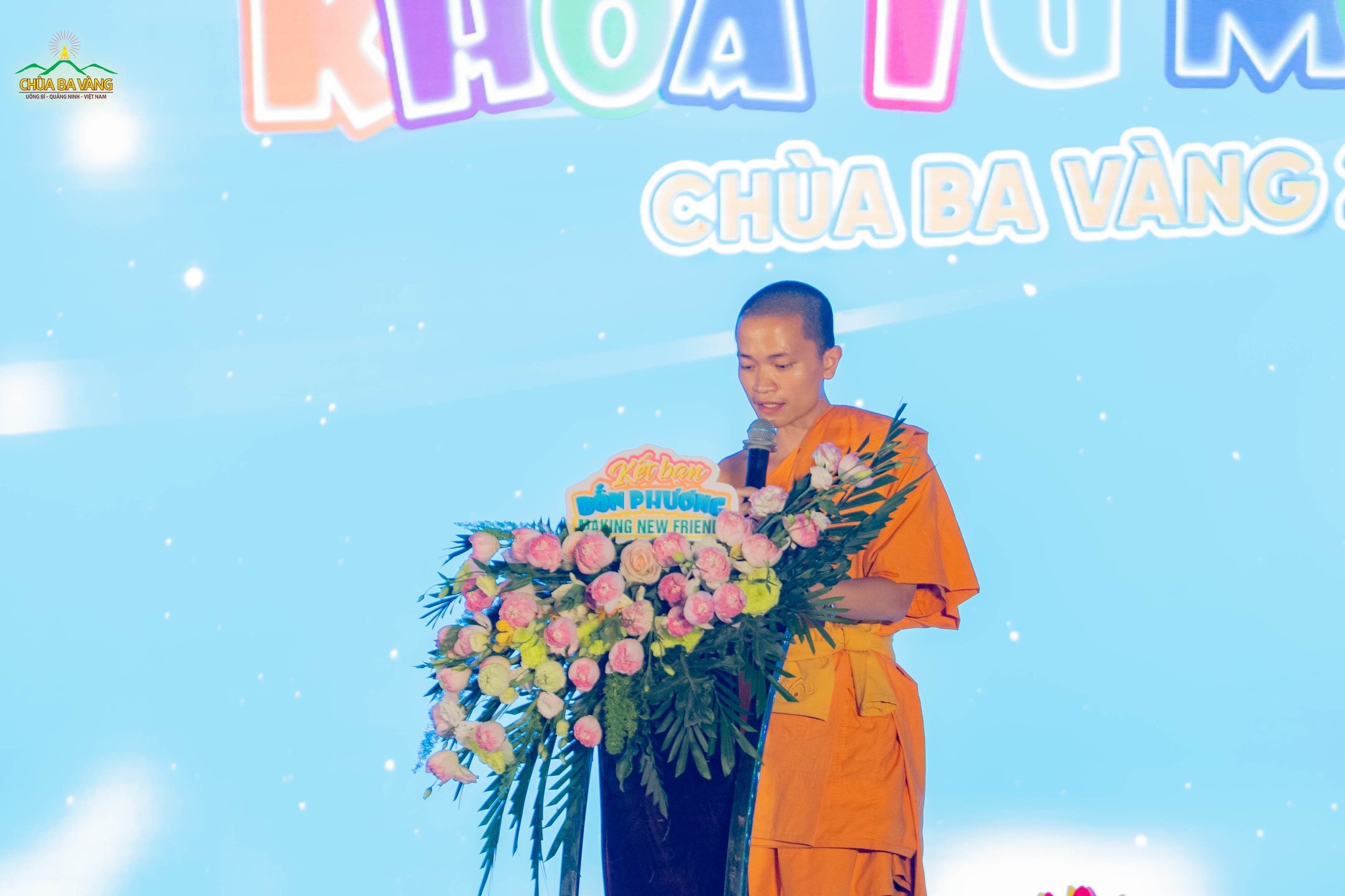 Sư Thầy Thích Trúc Phổ Duyên - Phó Trưởng ban thường trực Ban Tổ chức Khóa tu mùa hè chùa Ba Vàng năm 2025 quang lâm sân khấu, đọc diễn văn khai mạc Khóa tu mùa hè