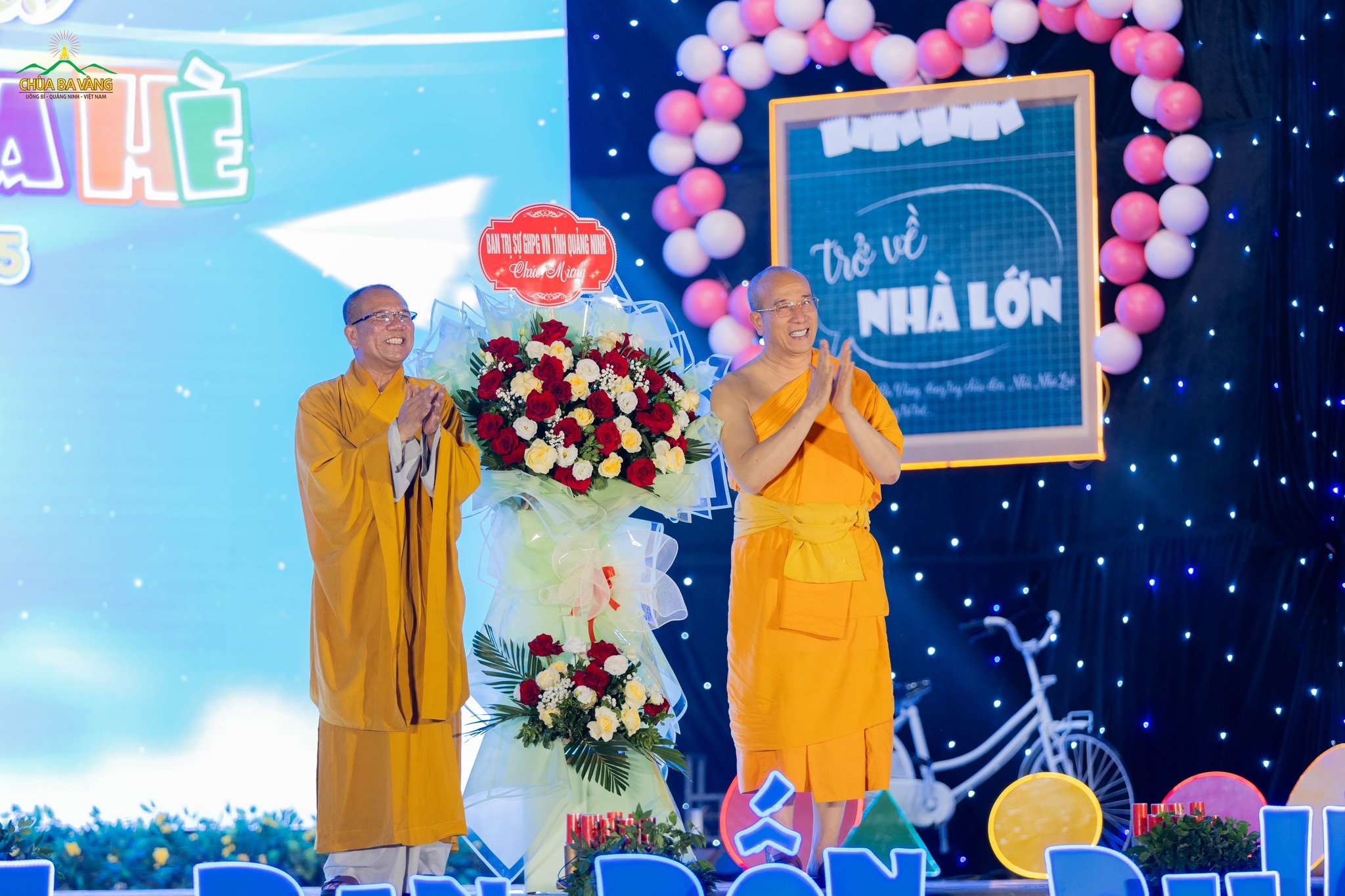 Thượng tọa Thích Đạo Hiển trao tặng lẵng hoa tươi thắm chúc mừng lễ khai mạc Khóa tu mùa hè chùa Ba Vàng 2025