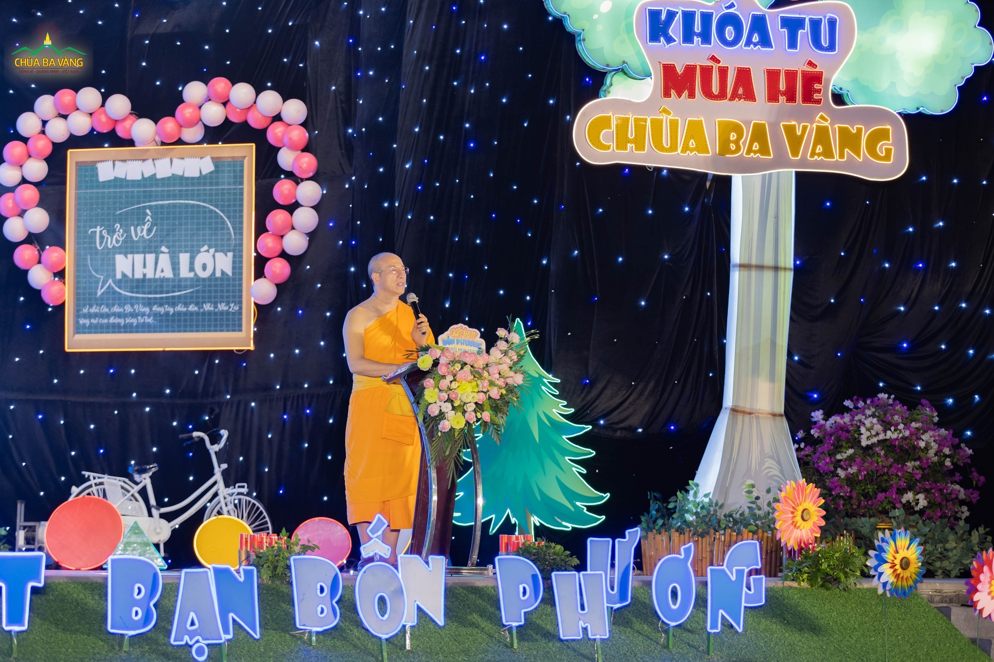 Sư Phụ Thích Trúc Thái Minh quang lâm sân khấu, ban bố những lời đạo từ quý báu; tiếp thêm tinh thần, động lực cho các bạn khóa sinh và tình nguyện viên bước vào Khóa tu mùa hè năm 2025