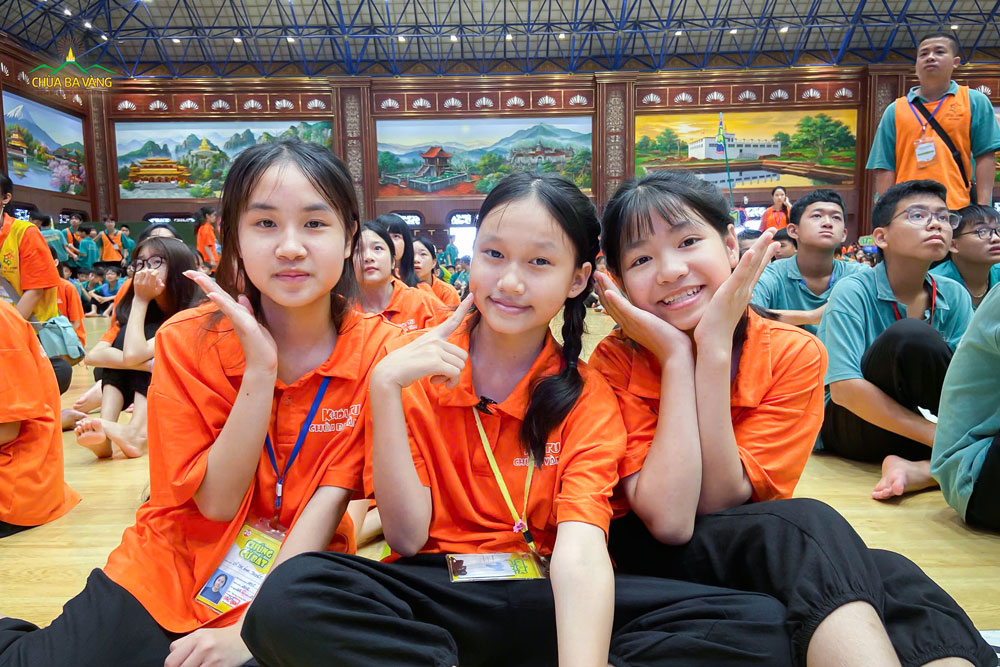 Ánh Tuyết (ngoài cùng bên trái) đã cởi mở hơn với các bạn trong lớp