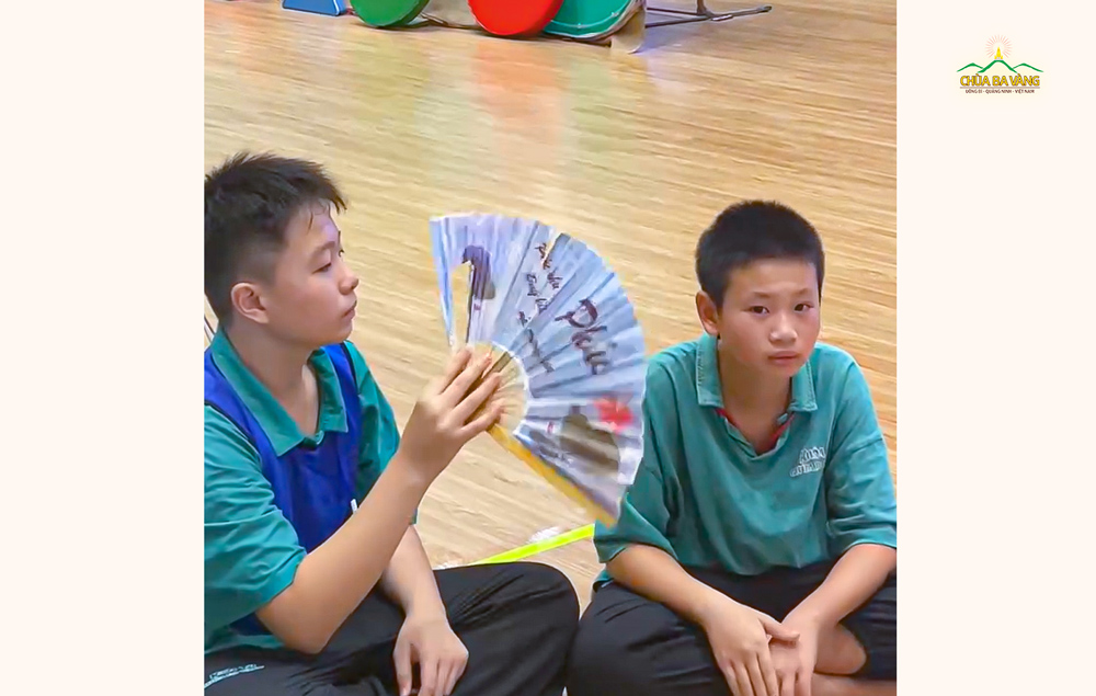 Khoảnh khắc Minh Quân quạt, hỏi han và động viên Minh Hoàng