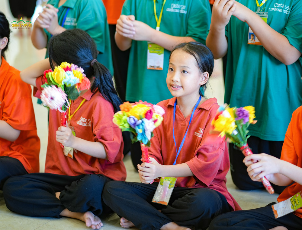 Kiều Trinh tham gia tập luyện cho đêm thi dân vũ tại khóa tu mùa hè chùa Ba Vàng