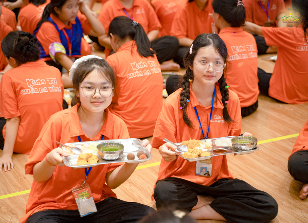 Nhờ bữa cơm tại nhà lớn Ba Vàng, Tuệ Nhi (bên trái) trân trọng thêm những bữa cơm gia đình