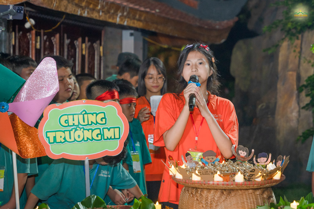 Ngọc Anh thuyết trình về món lạc luộc trong chương trình “Trải nghiệm chợ quê - Giữ gìn truyền thống Việt”