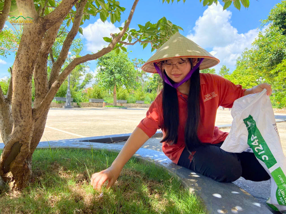 Hình ảnh bạn Minh Thư vui vẻ nhặt cỏ