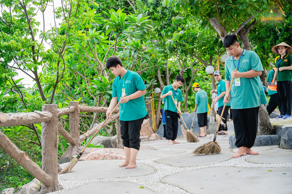 Hăng say quét dọn khuôn viên chùa – những việc nhỏ giúp các bạn trẻ thêm yêu quý lao động và nuôi dưỡng nội tâm.