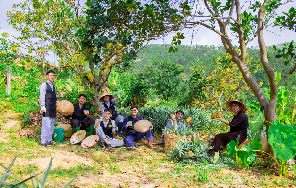 Những khoảnh khắc an yên, bình dị của các cư sĩ tại chùa. Niềm vui đôi khi chỉ đơn giản như vậy!