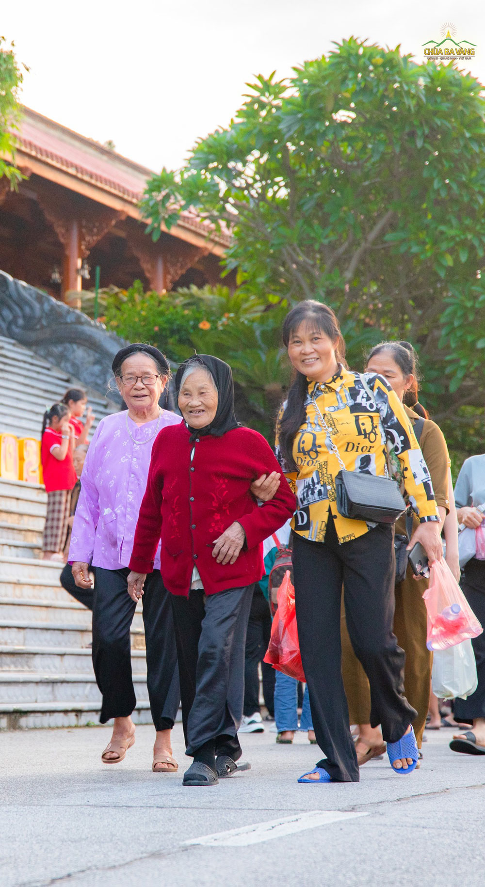 Phật tử đưa mẹ về chùa dự lễ Vu Lan 2025