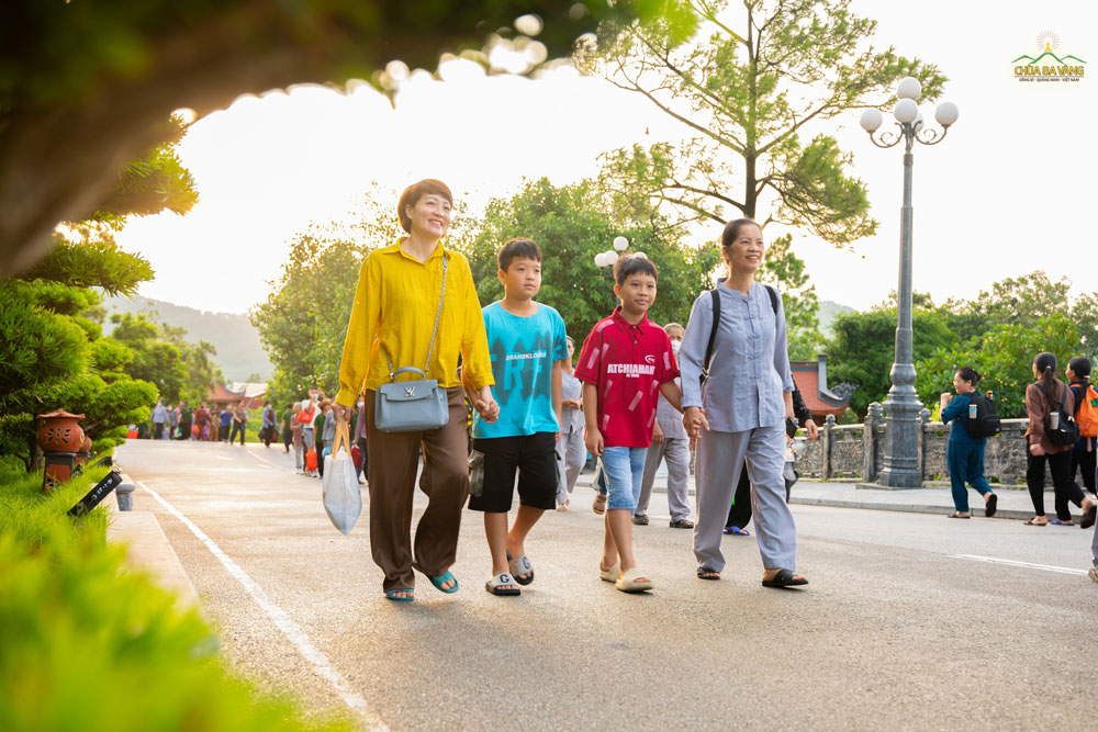 Trong tiết thu mát mẻ, ai nấy cũng hoan hỷ khi được trở về ngôi Nhà lớn “trẩy hội” hiếu