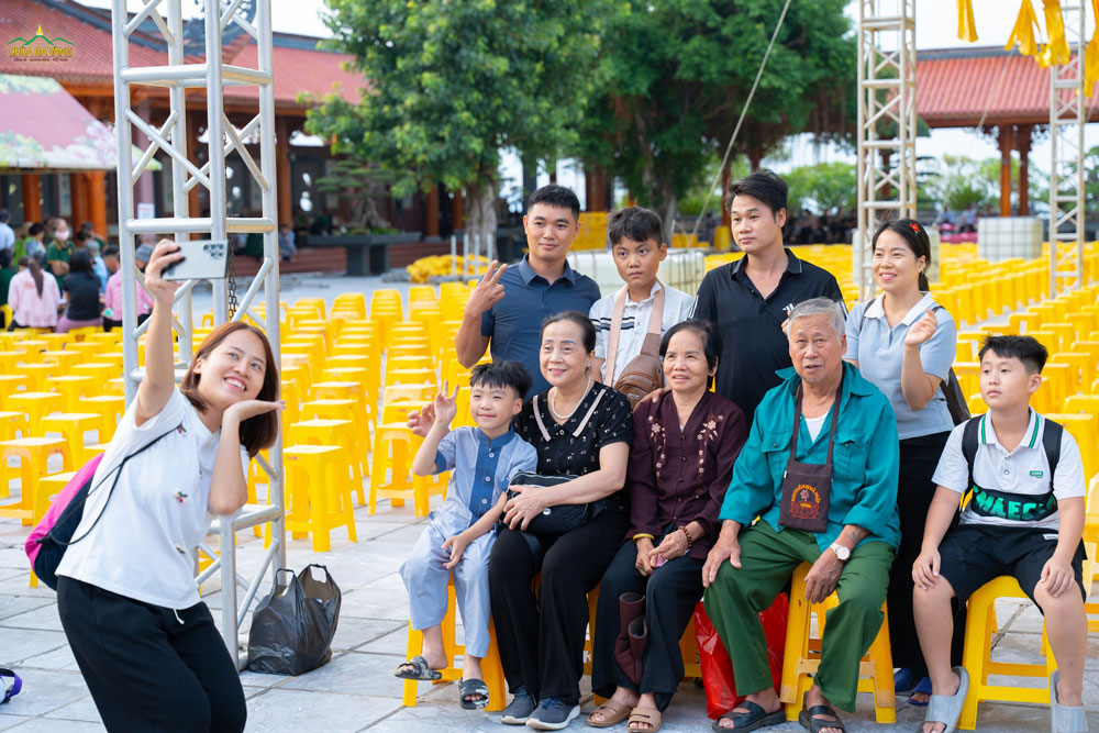 Thật hạnh phúc khi cả nhà cùng nhau tham dự lễ Vu Lan báo hiếu
