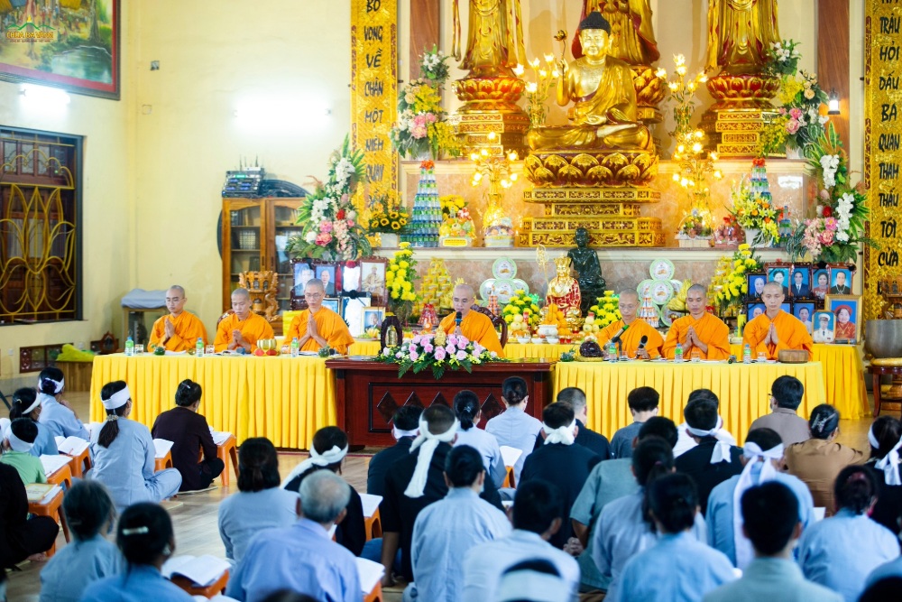 Làm các việc phước thiện nơi Tam Bảo có thể hồi hướng cho hương linh tái sinh vào cảnh giới an lành