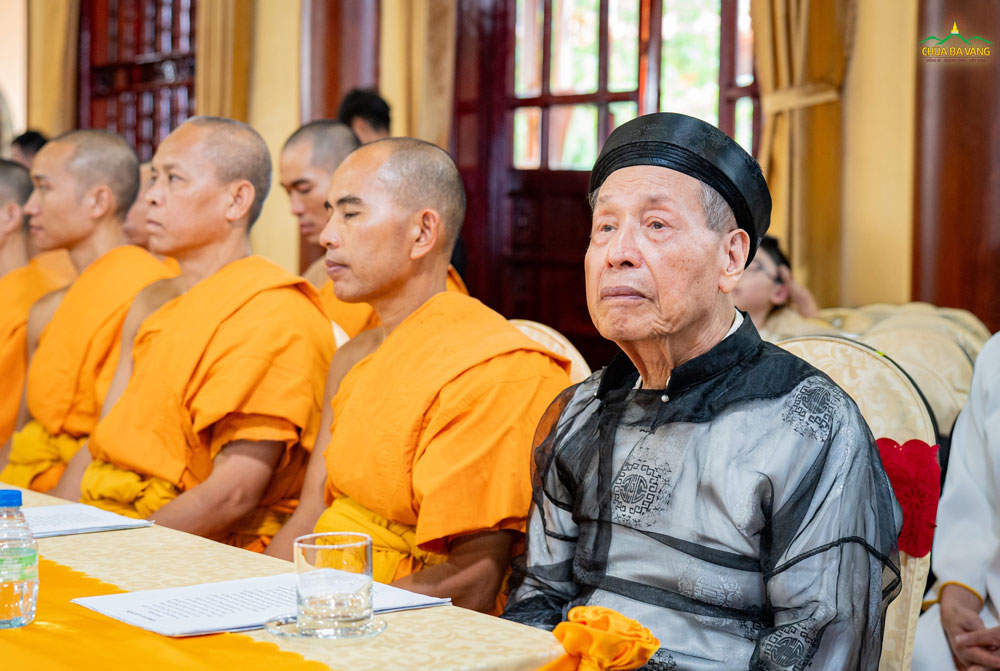 Buổi lễ có sự hiện diện đặc biệt của cụ ông Vũ Kích - thân sinh Sư Phụ Thích Trúc Thái Minh. Mặc dù đã ngoài 90, nhưng với tấm lòng hướng về Tam Bảo, về ngày lễ Vu lan, cụ đã hoan hỷ sắp xếp về tham dự chương trình