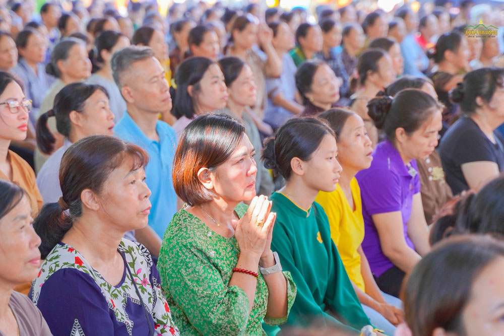 “Trung nguyên ngày hội vọng Vu lan. Bến giác chiều thu sóng đạo ngàn. Những ai là kẻ mang ơn nặng. Đều vận lòng thành đón Vu lan”