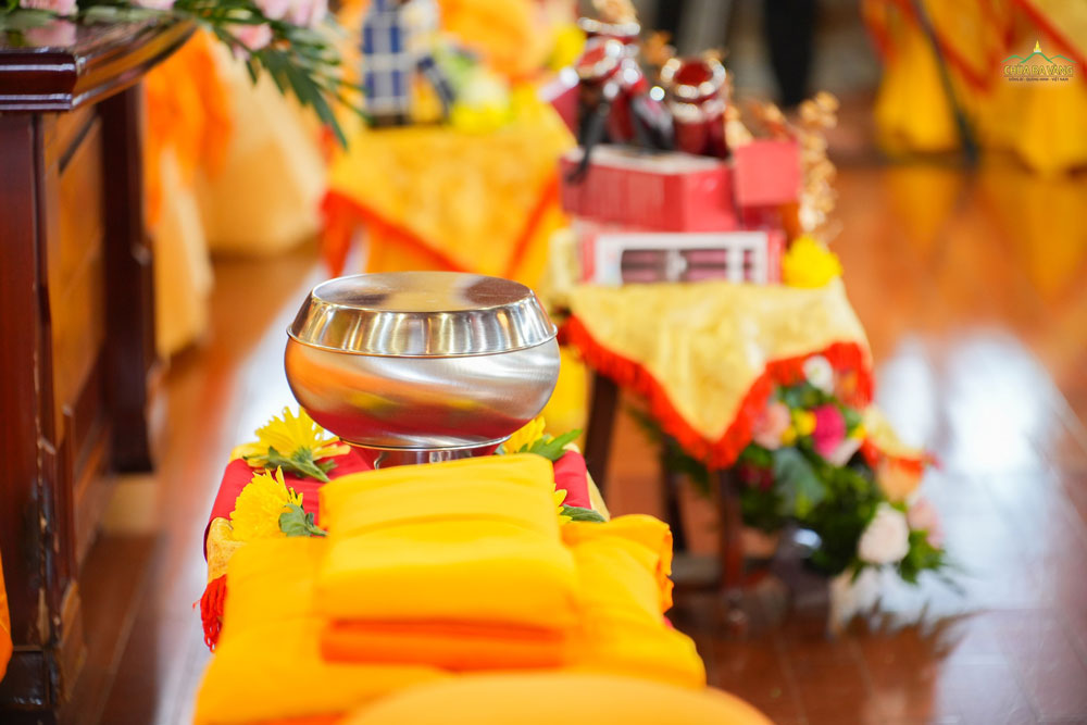Y, bát là hai vật dụng rất quan trọng, là pháp khí để người xuất gia thực hành pháp. Đây cũng chính là một trong những phẩm vật được các Phật tử cúng dường lên chư Tôn thiền đức nhân mùa Vu lan