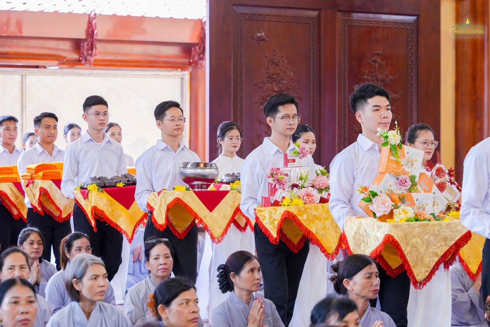 Thực hành lời dạy của Đức Phật, noi gương hiếu của Tôn giả Mục Kiều Liên, các Phật tử, Nhân dân đã sắm sửa phẩm vật, kính dâng mười phương Tam Bảo và hiện tiền chư Tôn đức Tăng Ni để bày tỏ lòng thành kính tri ân cũng như để nguyện cầu phúc lành cho cha mẹ hiện đời và gia tiên, tiền tổ quá vãng