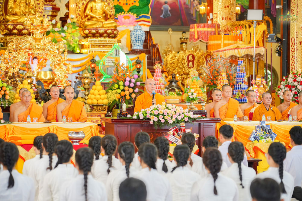 Sư Phụ ban những lời đạo từ quý báu nhân mùa Vu lan báo hiếu đến các Phật tử trong buổi lễ