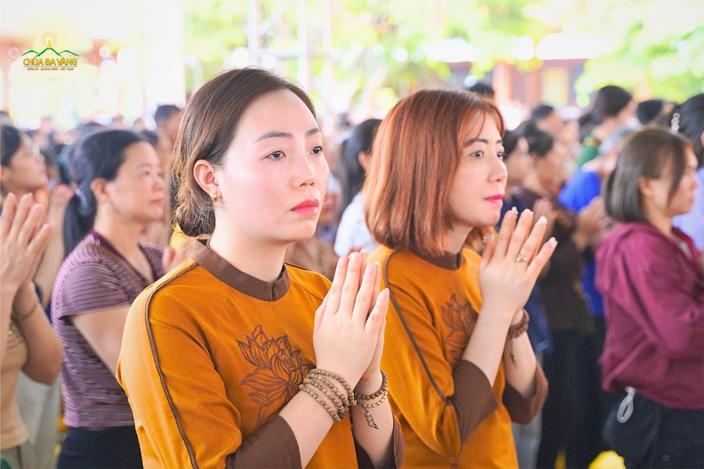 Chị Nguyễn Thị Hòa (bên trái) cùng người thân hướng tâm tham dự lễ Vu lan báo hiếu