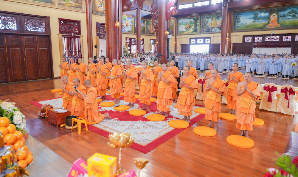 Chư Tăng tác lễ cầu siêu cho hương linh có duyên, cha mẹ nhiều đời trong chương trình lễ Cầu siêu phả độ gia tiên - Vu lan 2025