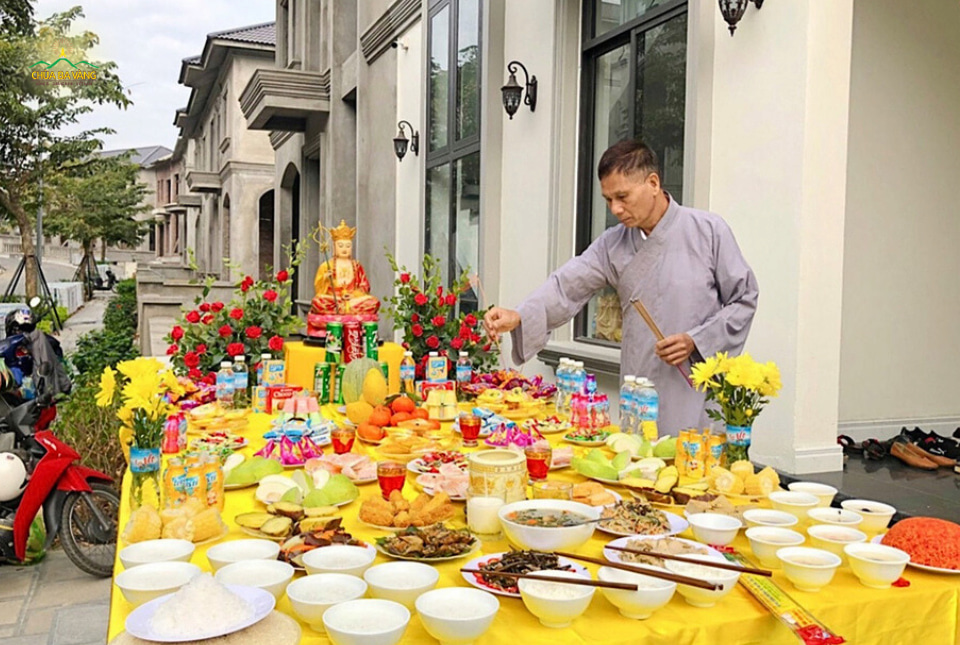 Cúng cô hồn (hay cúng chúng sinh) là cúng cho các hương linh - tức những người đã mất