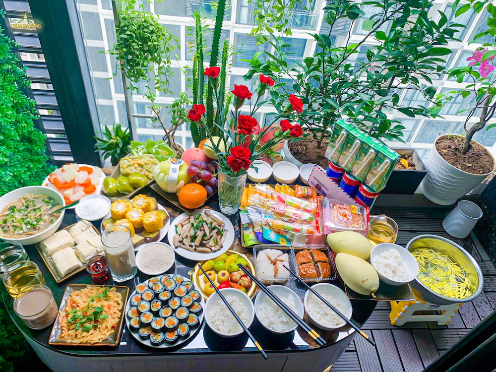 Vật thực trong mâm cúng cô hồn tháng 7 thanh tịnh, không có sát sinh sẽ mang lại nhiều phước báu