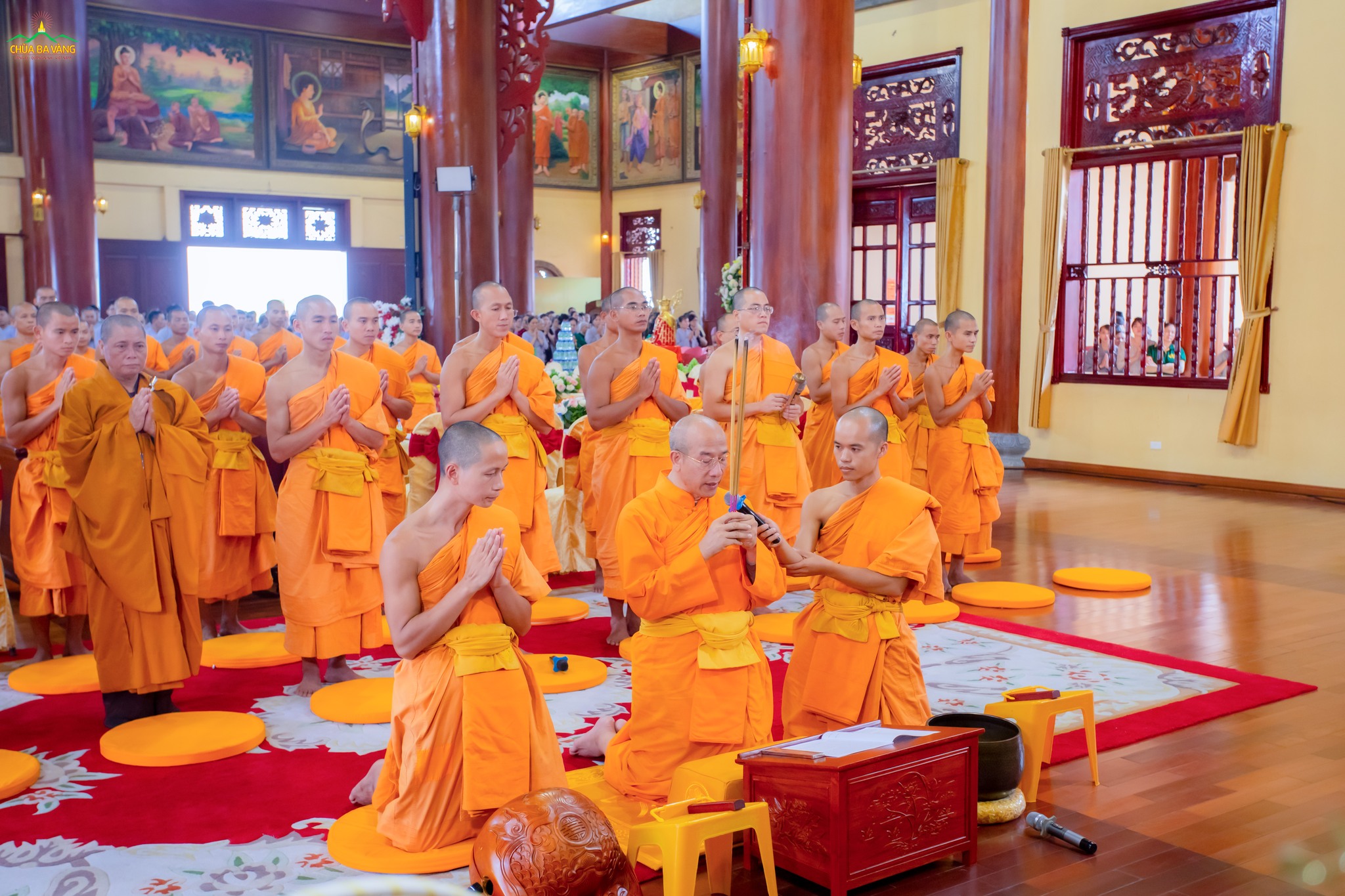 Sư Phụ và chư Tăng niêm hương bạch Phật, tác lễ tụng kinh Vu lan