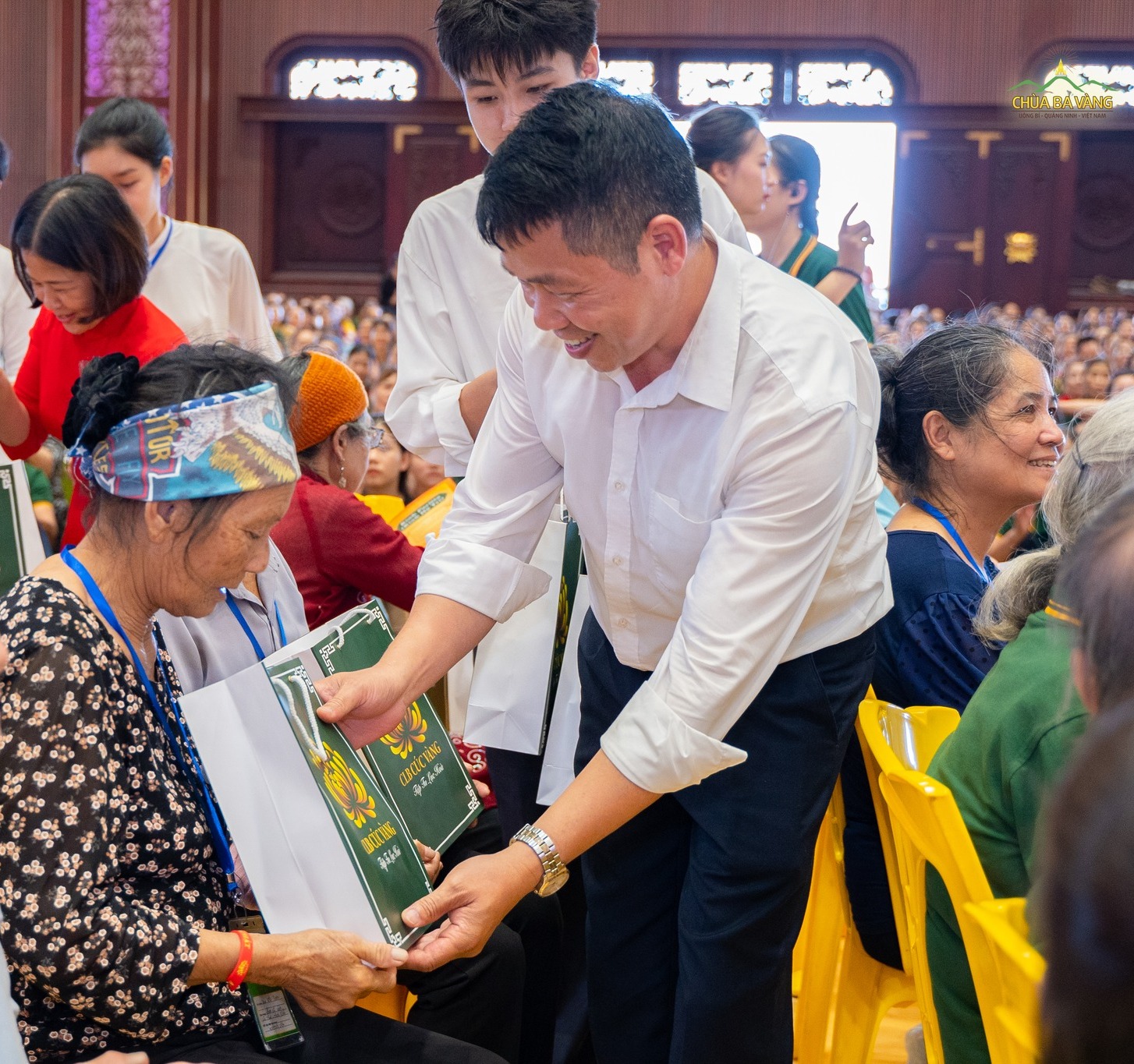 Học theo theo gương hiếu hạnh của trên Sư Phụ, nhân dịp Vu lan, các Phật tử có cơ hội được tặng quà tri ân cho cha mẹ các Phật tử và các Phật tử cao niên. Đây là duyên lành để các Phật tử được thực hành hạnh tri ân và đền ân tới thế hệ đi trước